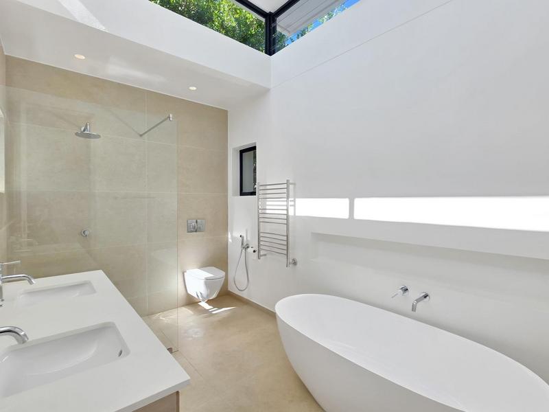 5 Bedroom Property for Sale in Green Point Western Cape